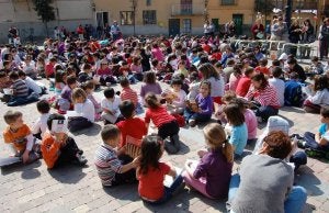 Decenas de niños se sentaron en silencio para proceder a leer. ::
J. F./