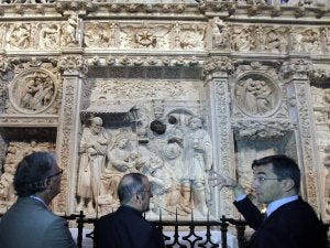 Uno de los restauradores explica el trabajo realizado, en presencia del deán de la catedral. ::
M. MARTÍN/