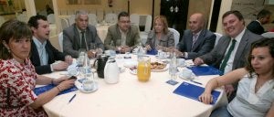 Charo López, de El Norte; Javier Castaño, de la Agrupación de Comerciantes; José Luis de Vicente y Mario Sastre, secretario y asesor fiscal de la Fes; Concepción García, prensa de la Subdelegación del Gobierno; Roberto Arribas y Geoffroy Gérard, de Comunicación de IE Universidad, y Elena Olmos de El Norte./