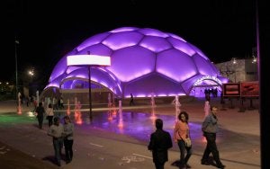 La cúpula de la Plaza del Milenio, iluminada en día del ensayo general del espectáculo. :: HENAR SASTRE/