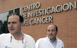 Los investigadores del servicio de hematología Marcos González Díaz y Jesús María Hernández Rivas. :: JESÚS FORMIGO-ICAL/