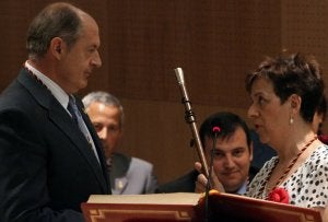 Luis Minguela, alcalde de Laguna de Duero, recibe el bastón de mando. :: P. CARRIBA/