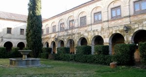 Uno de los patios de la Abadía de Santa María de Párraces en Bercial. ::
ELENA RUBIO/