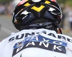 Día de caídas. En grande, Contador con el maillot rasgado tras irse dos veces al suelo. Arriba, a la izquierda, Brajkovic recibe atención médica. :: EFE/