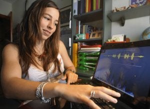 Rocío Prieto muestra los sonidos de los cetáceos en su ordenador. Abajo, una ballena jorobada. ::
F. J./ L. BOUVERT/