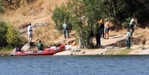 Los efectivos del Grupo Especial de Actividades Subacuáticas de la Guardia Civil recuperan en la mañana de ayer el cuerpo del joven ahogado en el Pontón Alto. :: A. TANARRO/