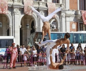La Plaza Mayor recibió la visita del Gran Circo Mundial. La familia de hermanos equilibristas efectúa una figura artística bajo la mirada de varios niños y adultos. :: GABRIEL VILLAMIL/
