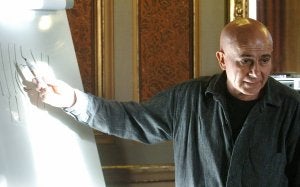 Hugo Mujica, en un taller de poesía celebrado en Madrid. ::
EMILIO NARANJO/