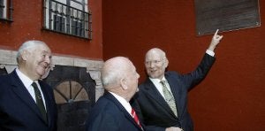 El embajador de Irlanda en España, Justin Harman, muestra la placa colocada en el callejón de San Francisco a Vincent y Hugo O'Donnell (duque de Tetuán), descendientes del héroe. :: A. QUINTERO/