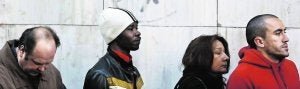 Un grupo de personas hace cola a la puerta de una oficina de empleo en Madrid. :: SUSANA VERA-REUTERS/