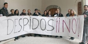 Docentes de Económicas con la pancarta que exhibieron en Santa Cruz, donde se celebraba el Consejo de Gobierno :: HENAR SASTRE/