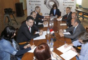 Los participantes debaten en la hemeroteca. :: RAMÓN GÓMEZ/
