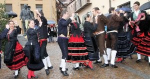 Bailes tradicionales en la plaza del Socorro durante el homenaje al folclorista. ::
ANTONIO TANARRO/