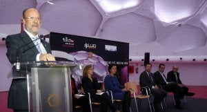 El alcalde, Francisco Javier León de la Riva, presenta el premio de iluminación recibido por la ruta 'Ríos de Luz'. :: ANTONIO QUINTERO/
