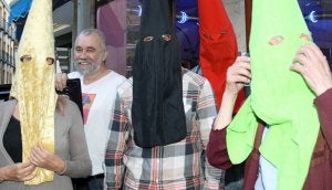 Nozal, con algunos de los actores, durante el rodaje del corto, el pasado mes de julio. ::
MERCHE DE LA FUENTE/