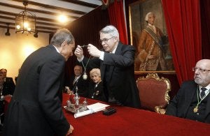 Germán Delibes recibe la medalla de la Academia de manos de su presidente, Jesús Urrea. :: A. QUINTERO/