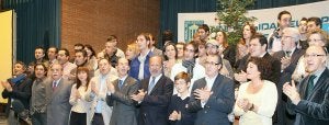 Los asistentes al acto de presentación del disco y los participantes del mismo cantan al unísono el primer villancico navideño en la Universidad Europea Miguel de Cervantes. :: H. SASTRE/