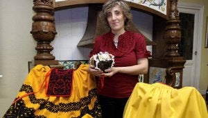 Esther Maganto, con trajes tradicionales de Segovia. ::
ANTONIO TANARRO/