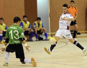 Sergio González, autor de dos goles, encara al guardameta del Pilaristas en una jugada de la eliminatoria disputada ayer. :: JAVIER SEGOVIA/