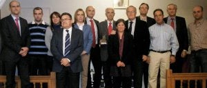 El empresario ganador, con el trofeo en la mano, acompañado por alcaldes y representantes de la Fes y la Cámara. ::
CRISTINA VEGA/