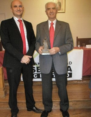 Miguel Olmos (derecha) y Juan Vicente Olmos, con el premio de la Mancomunidad. ::
CRISTINA VEGA/
