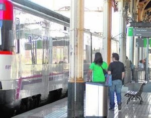Pasajeros en el andén de la estación de Medina. ::
FRAN JIMÉNEZ/