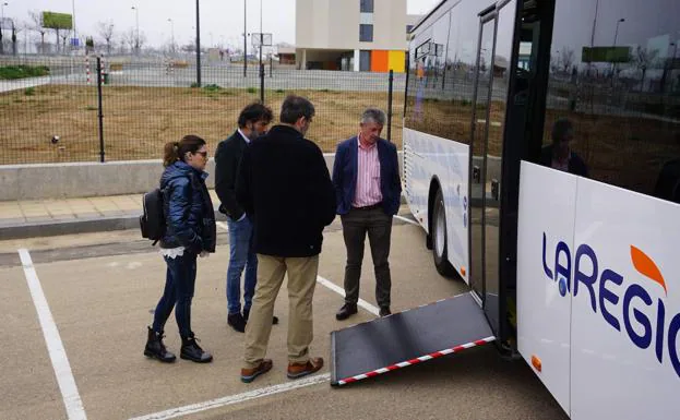 El alcalde de Arroyo, Sarbelio Fernández, junto con varios concejales, comprobando los nuevos vehículos de transporte escolar del municipio frente al IESO. 