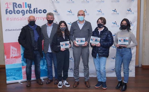 Ximo Reig, gerente de Media Markt Valladolid, y el alcalde de Arroyo, Sarbelio Fernández, (primero y segundo por la izda.) posan con los ganadores del Rally Fotográfico. 
