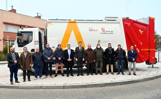 Autoridades presentes en el acto de entrega del nuevo vehículo del servicio de recogida de residuos sólidos de la mancomunidad Montes Torozos. 