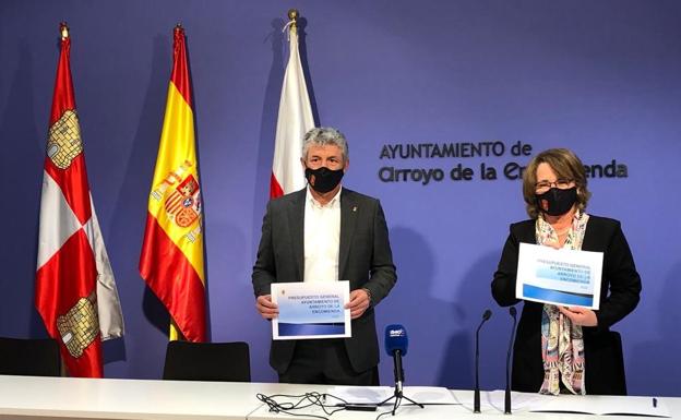 El alcalde, Sarbelio Fernández, y la concejal de Hacienda, María Ángeles Retamero, posan con el resumen de los presupuestos previstos para 2022 en Arroyo de la Encomienda. 