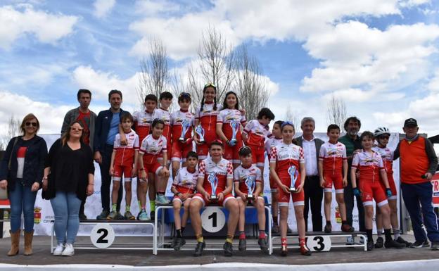 Equipo Collosa-Club Ciclista Arroyo, con el alcalde, Sarbelio Fernández y el resto de autoridades 