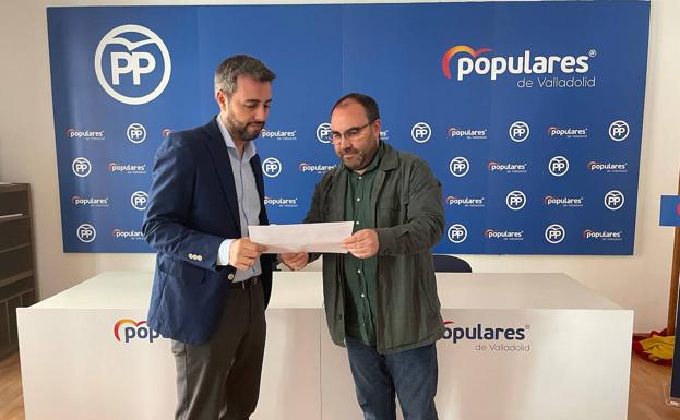Rubén González Montoro registra su candidatura ante el gerente provincial del PP Borja García 
