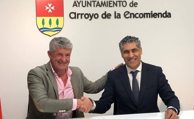 Los alcaldes de Arroyo y Simancas,, Sarbelio Fernández y Alberto Plaza rubricando el acuerdo 