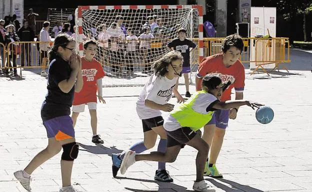 Resultado de imagen de niÃ±os jugando a balon mano