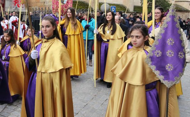 Sección infantil de la Cofradía del Cristo del Mercado durante la procesión de La Borriquilla celebrada este domingo. /Antonio de Torre