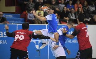 Vïctor se dispone a lanzar ante Antonio García./Rodrigo Jiménez