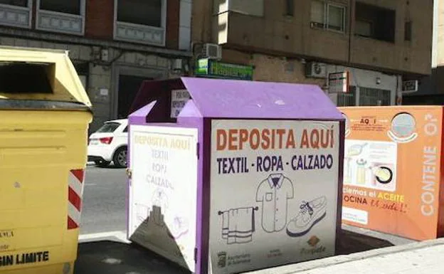 Rescatada una menor que quedó atrapada en un contenedor de ropa en Salamanca | El Norte de