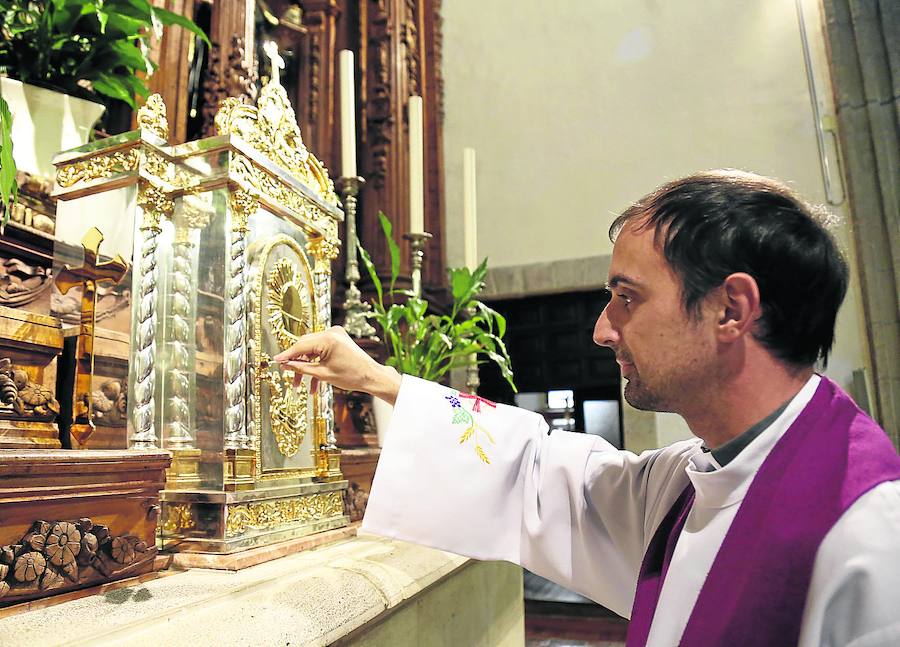 El sacerdote Daniel Becerril abre el sagrario de la Iglesia de la Compañía./Antonio Quintero