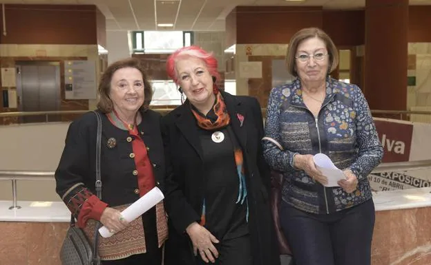 Carmen Sarmiento, Rosa María Calaf y Elena Martí, en la facultad de Filosofía y Letras. /Rodrigo Jiménez