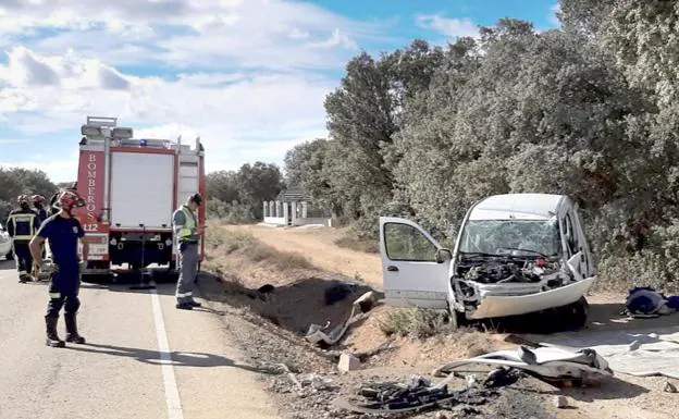Imagen del vehículo en el lugar del accidente./Bomberos León