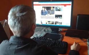 Un lector consulta El Norte de Castilla en su ordenador./El Norte