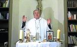 El obispo ofrece la misa desde la Casa Sacerdotal./