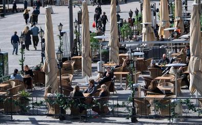 Terrazas y paseos en Suecia, hoy. El Gobierno sueco no ha decretado cierres, tan solo ha apelado a la responsabilidad ciudadana de mantener la distancia social./AFP