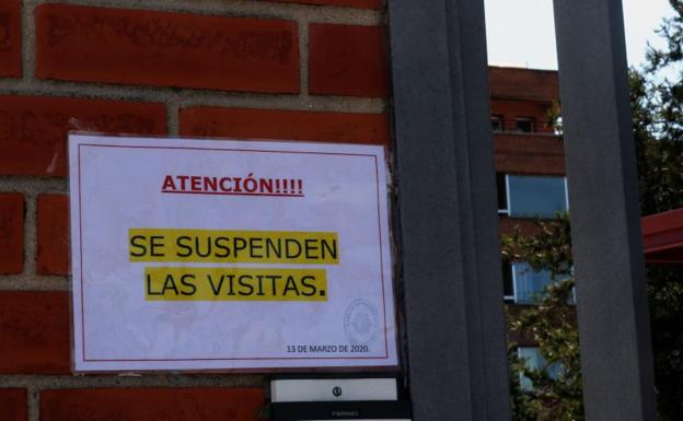 Entrada a la Residencia de La Beneficencia, en Valladolid, a finales de marzo/Alberto Mingueza