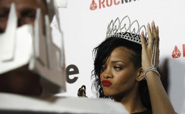 La cantante Rihanna ya va preparándose la corona por si la llaman para reinar en Barbados./