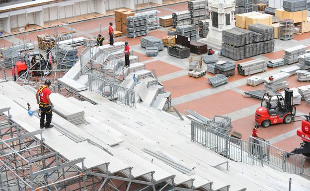 Operarios trabajan en una de de las gradas. /R. Jiménez