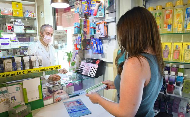 Emilio Rodríguez vende un test de autodiagnóstico de coronavirus en su farmacia de la calle Labradores de Valladolid. /Rodrigo Jiménez