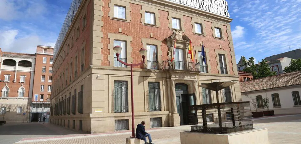 Juzgan en Palencia a un acusado de falsificar documentos y tentativa de estafa