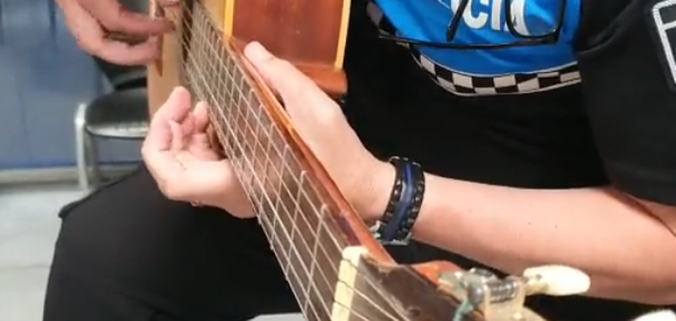 Un policía sorprende tocando una guitarra extraviada en la oficina de  objetos perdidos de Valladolid | El Norte de Castilla