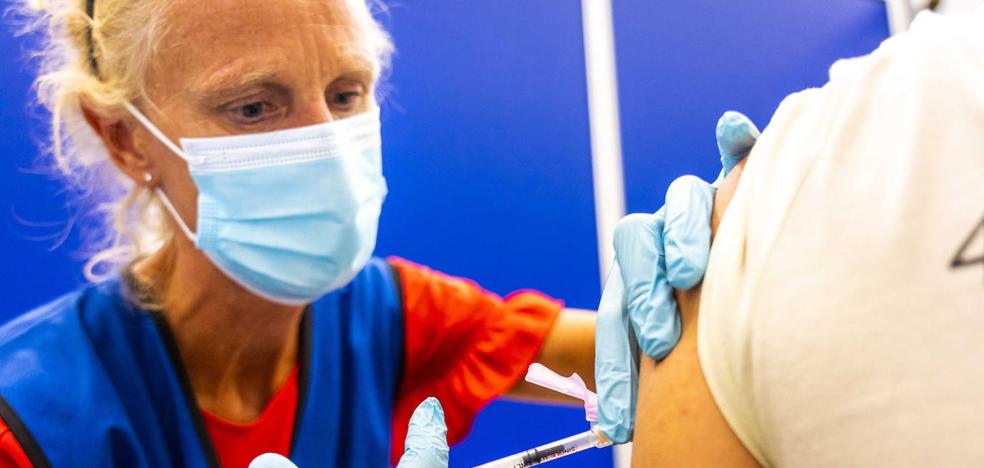 España pide inmunizar contra la viruela del mono a cinco personas por dosis
